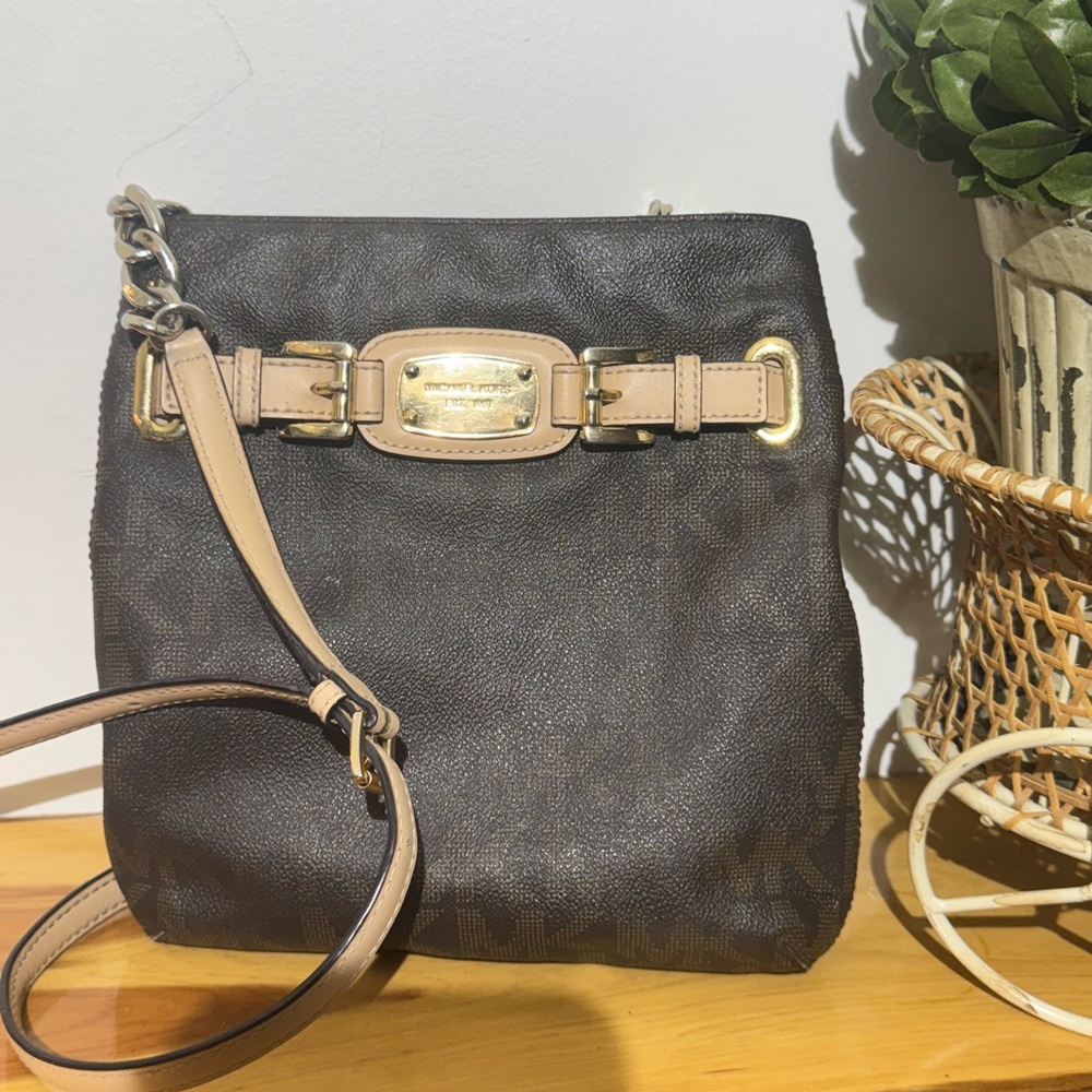 MICHAEL Michael Kors Brown and Gold Crossbody Bag Elegant Design